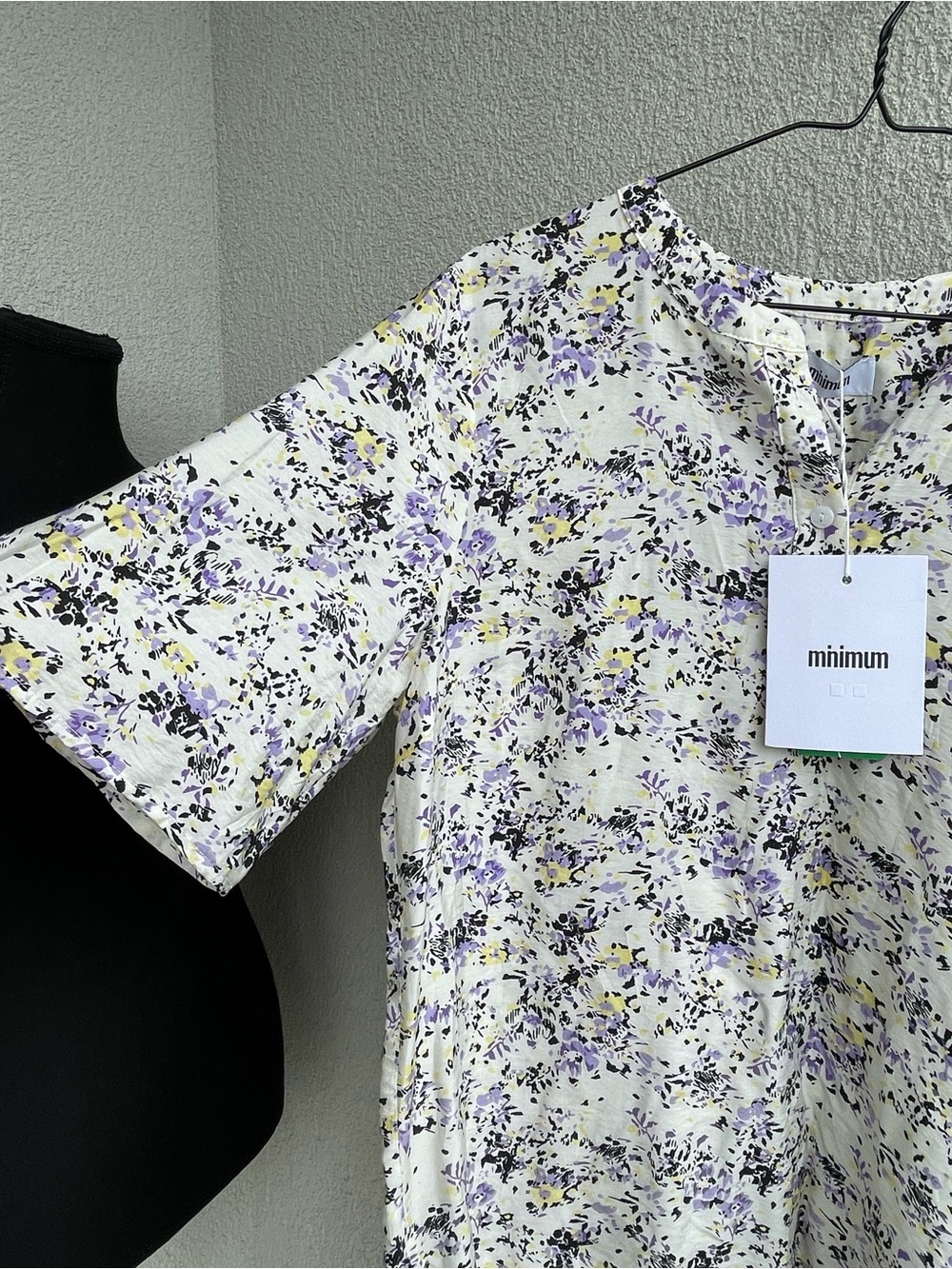 Minimum White Floral Short-Sleeve Blouse with Lavender and Yellow Accents